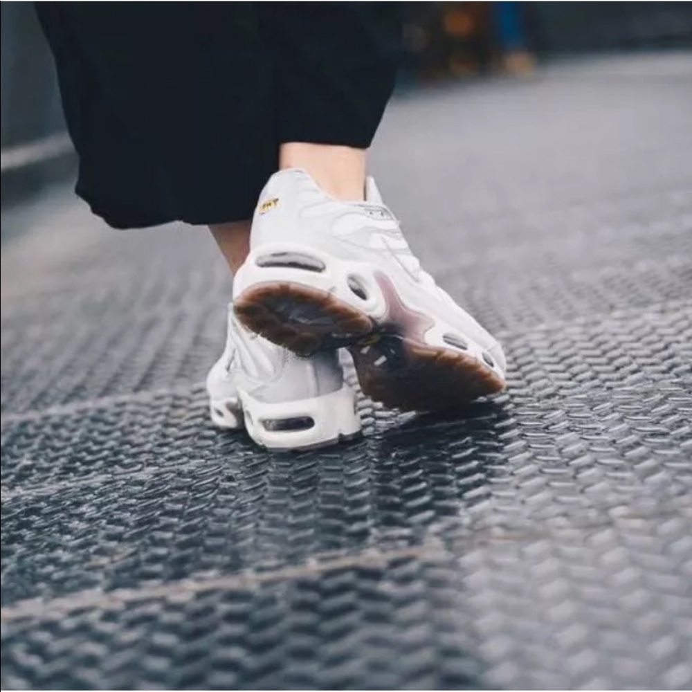 Women's Nike Air Max Plus LX Velvet Rose Sneakers - Picture 2 of 8